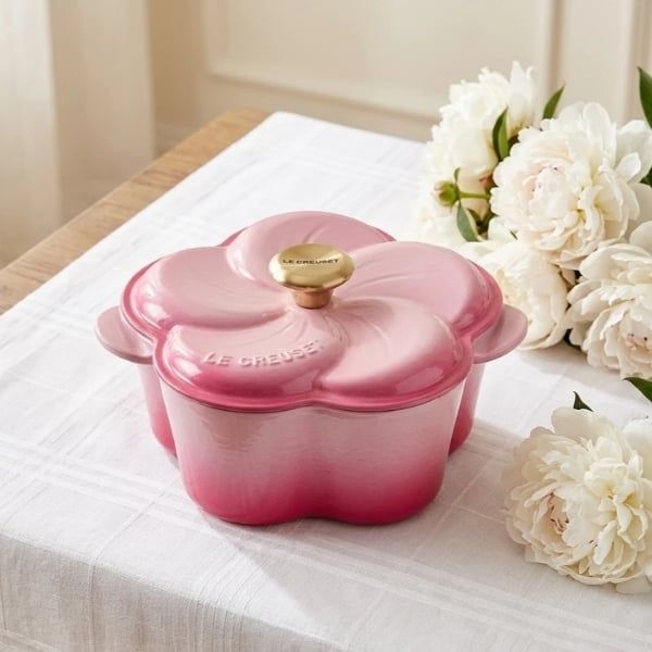 Nồi gang Le Creuset Petal hình hoa 2L (Màu hồng dâu/ vàng)