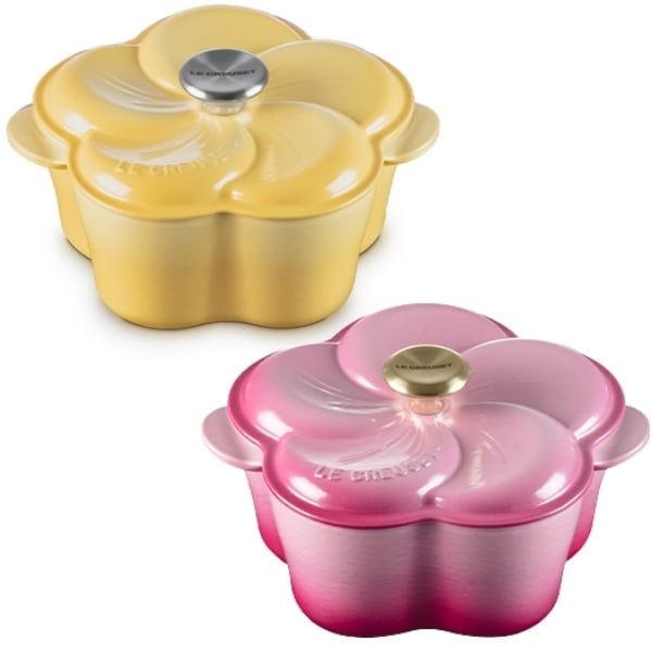 Nồi gang Le Creuset Petal hình hoa 2L (Màu hồng dâu/ vàng)