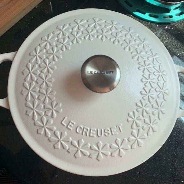 Nồi gang sâu lòng Le Creuset 22cm 1.8L - Hoa Mai Trắng