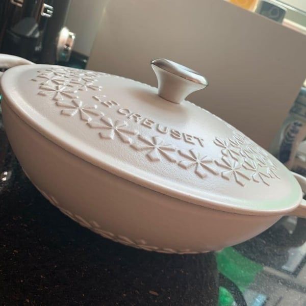 Nồi gang sâu lòng Le Creuset 22cm 1.8L - Hoa Mai Trắng