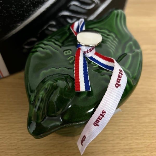 Nồi gang Staub 12cm hình gà - Màu xanh húng quế