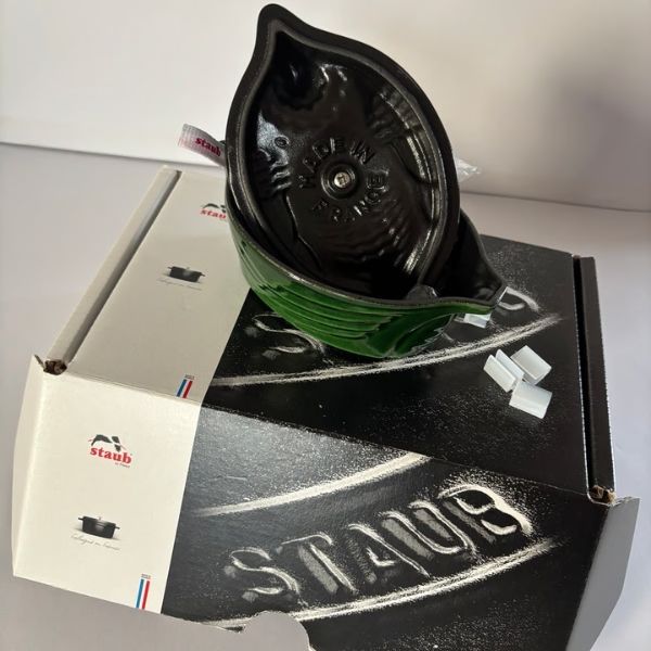 Nồi gang Staub 12cm hình gà - Màu xanh húng quế