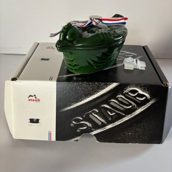 Nồi gang Staub 12cm hình gà - Màu xanh húng quế