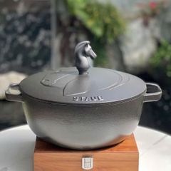  Nồi gang Staub 24cm nắp ngựa - Màu Đen 