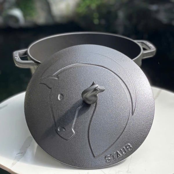 Nồi gang Staub 24cm nắp ngựa - Màu Đen
