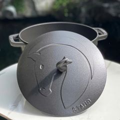  Nồi gang Staub 24cm nắp ngựa - Màu Đen 