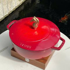 Nồi gang Staub 24cm nắp ngựa - Màu Đỏ