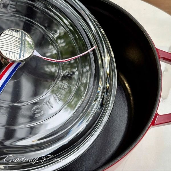 Nồi gang Staub 24cm 3.7L vung kính - Màu đỏ