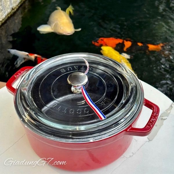 Nồi gang Staub 24cm 3.7L vung kính - Màu đỏ