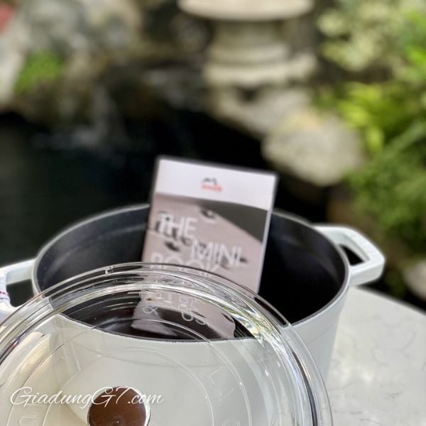 Nồi gang Staub  24cm 3.7L vung kính - Màu Trắng