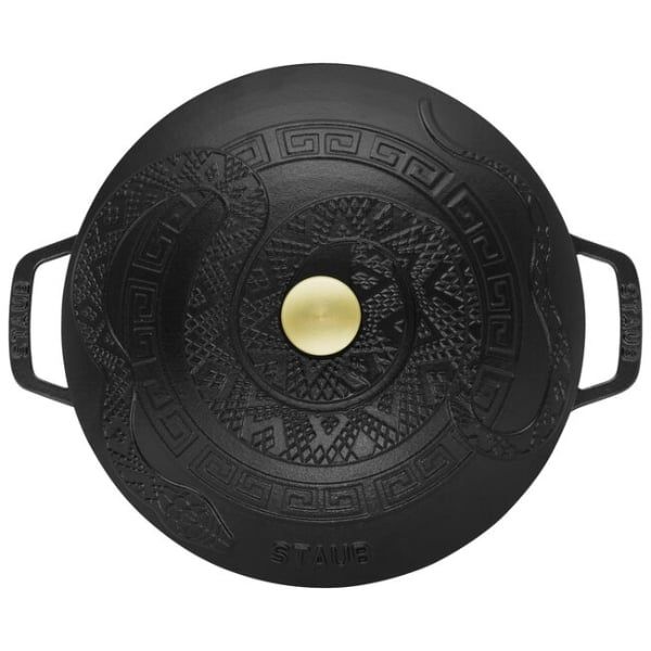 Nồi gang Staub 26cm có nắp hình rắn (Ất Tỵ) - Màu Đen
