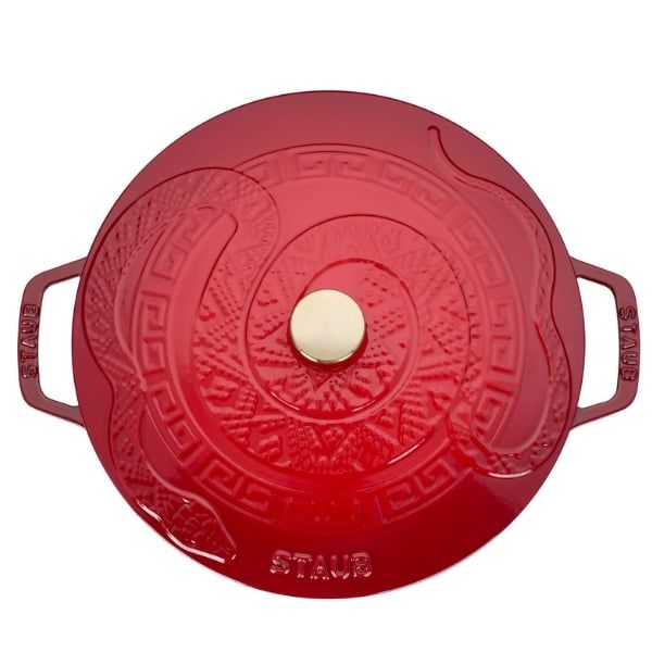 Nồi gang Staub 26cm có nắp hình rắn (Ất Tỵ) - Màu anh đào