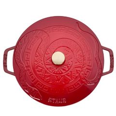  Nồi gang Staub 26cm có nắp hình rắn (Ất Tỵ) - Màu anh đào 