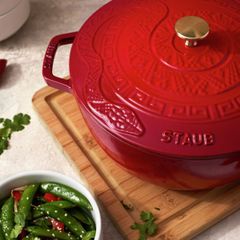  Nồi gang Staub 26cm có nắp hình rắn (Ất Tỵ) - Đỏ nhung 