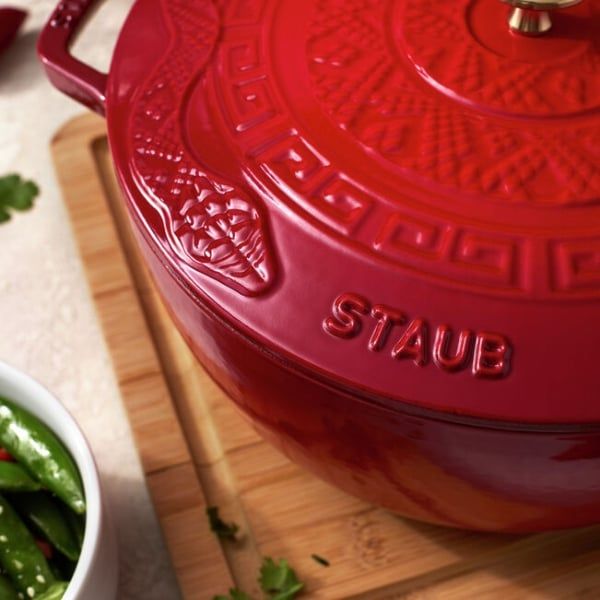 Nồi gang Staub 26cm có nắp hình rắn (Ất Tỵ) - Màu anh đào