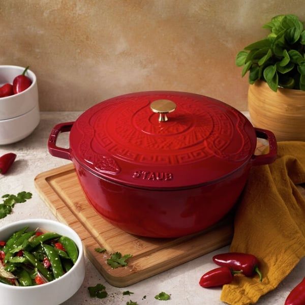 Nồi gang Staub 26cm có nắp hình rắn (Ất Tỵ) - Màu anh đào