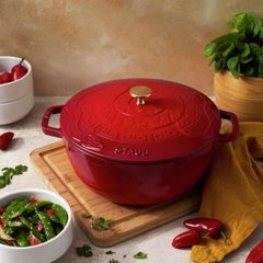  Nồi gang Staub 26cm có nắp hình rắn (Ất Tỵ) - Đỏ nhung 