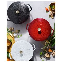  Nồi gang Staub 26cm có nắp hình rắn (Ất Tỵ) - Đỏ nhung 