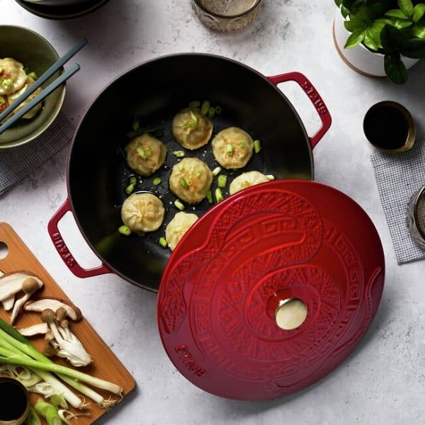 Nồi gang Staub 26cm có nắp hình rắn (Ất Tỵ) - Màu anh đào