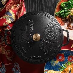  Nồi gang Staub 26cm 5L họa tiết song mã 