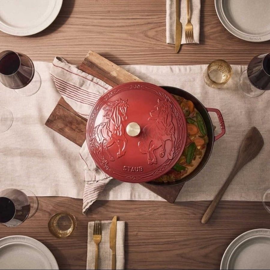 Nồi gang Staub 26cm 5L họa tiết song mã