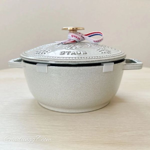 Nồi gang Staub Margaret bông lúa 16cm 1.1L màu ghi xám - 1125816107