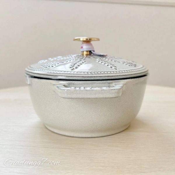 Nồi gang Staub Margaret bông lúa 16cm 1.1L màu ghi xám - 1125816107