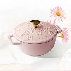  Nồi gang Staub Margaret bông lúa 16cm 1.1L màu hồng sorbet 