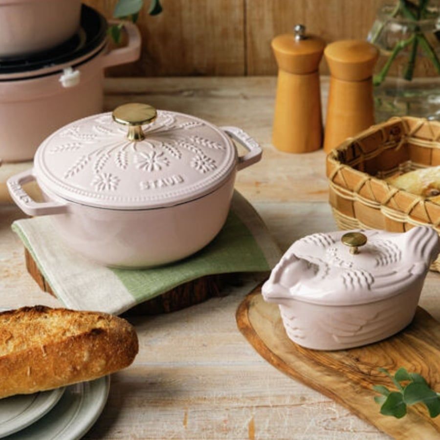 Nồi gang Staub Margaret bông lúa 16cm 1.1L màu hồng sorbet