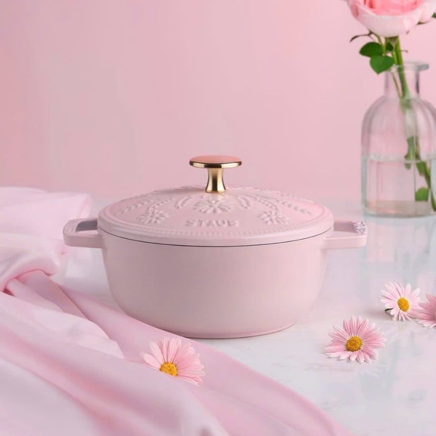 Nồi gang Staub Margaret bông lúa 16cm 1.1L màu hồng sorbet