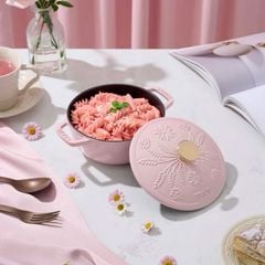  Nồi gang Staub Margaret bông lúa 16cm 1.1L màu hồng sorbet 