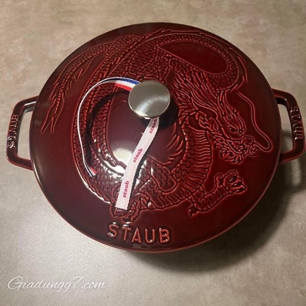 Nồi gang Staub Stackable 24cm 4L màu đỏ mận hình rồng - 14642487