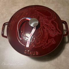  Nồi gang Staub Stackable 24cm 4L màu đỏ mận hình rồng - 14642487 
