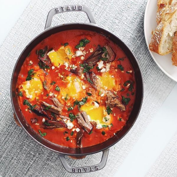 Nồi gang tròn Staub 24cm 3.7L nắp hình gà - Màu Đỏ Rượu