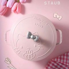  Nồi gang tròn Staub Hello Kitty Limited 24cm 3.6L nắp nơ - Màu hồng 