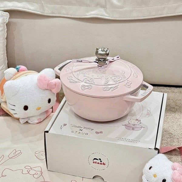 Nồi gang tròn Staub Hello Kitty Limited 20cm 2.3L - Màu hồng