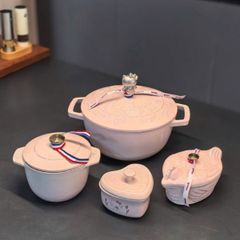  Nồi gang tròn Staub Hello Kitty Limited 20cm 2.3L nắp kitty - Màu hồng 