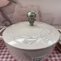  Nồi gang tròn Staub Hello Kitty Limited 20cm 2.3L nắp kitty - Màu hồng 