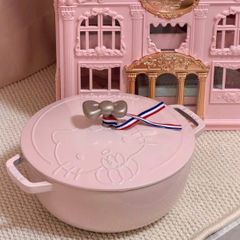  Nồi gang tròn Staub Hello Kitty Limited 24cm 3.6L nắp nơ - Màu hồng 