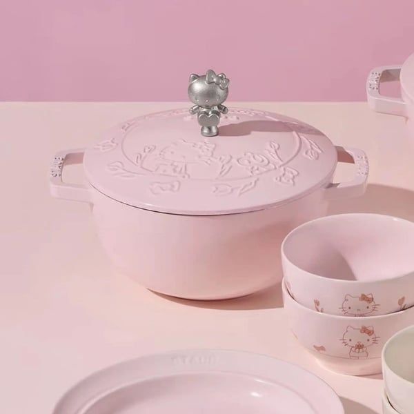 Nồi gang tròn Staub Hello Kitty Limited 20cm 2.3L - Màu hồng