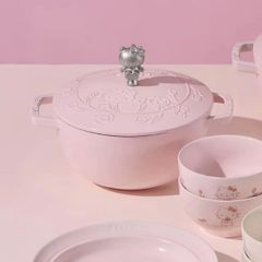  Nồi gang tròn Staub Hello Kitty Limited 20cm 2.3L nắp kitty - Màu hồng 