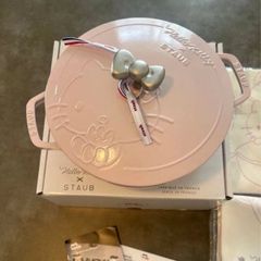  Nồi gang tròn Staub Hello Kitty Limited 24cm 3.6L nắp nơ - Màu hồng 