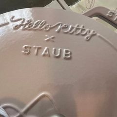  Nồi gang tròn Staub Hello Kitty Limited 24cm 3.6L nắp nơ - Màu hồng 