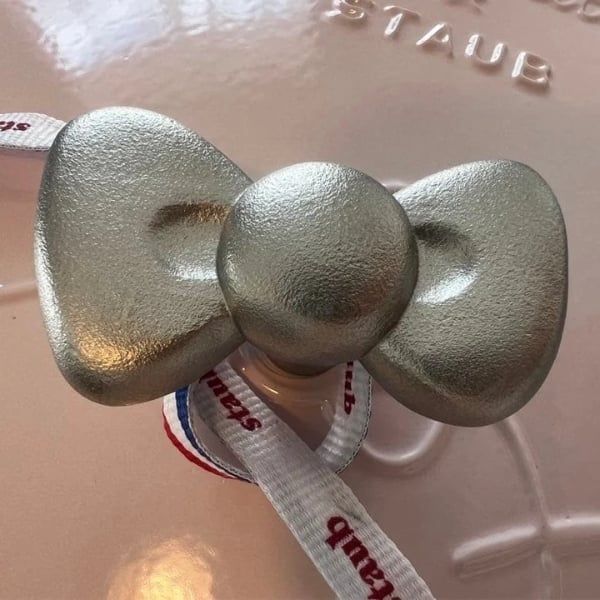 Nồi gang tròn Staub Hello Kitty Limited 24cm 3.6L - Màu hồng