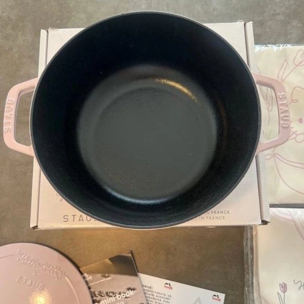 Nồi gang tròn Staub Hello Kitty Limited 24cm 3.6L - Màu hồng