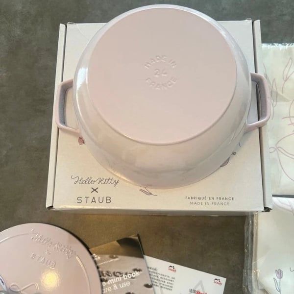 Nồi gang tròn Staub Hello Kitty Limited 24cm 3.6L - Màu hồng