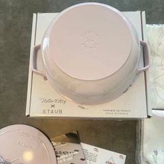  Nồi gang tròn Staub Hello Kitty Limited 24cm 3.6L nắp nơ - Màu hồng 