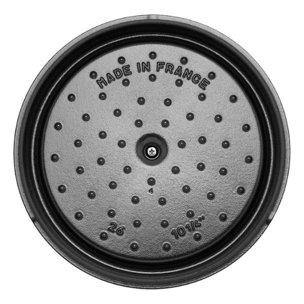 Mặt dưới của Nồi gang tròn Staub Sesame 24cm 3.8L có các hạt giúp giữ ẩm tốt hơn