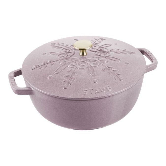 Nồi gang tròn Staub Snowflake Winter 16cm 1.1L màu tím hồng góc nghiêng