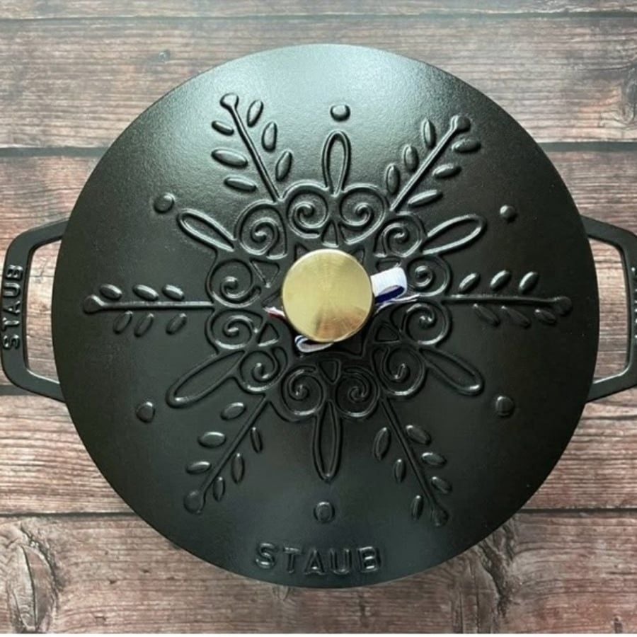 Nồi gang tròn Staub Snowflake Winter 24cm 3.6L - Màu đen
